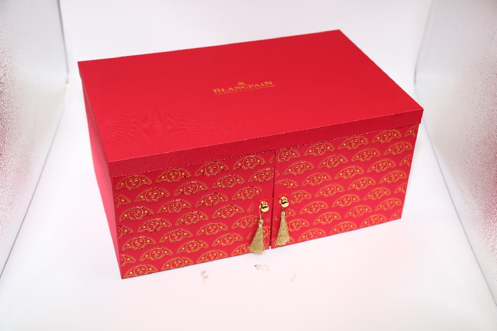 廣州包裝盒印刷廠- 專業(yè)印刷 以客戶為中心 文案5： 我們廣州包裝盒印刷廠引以為傲的是提供以客戶為中心的專業(yè)印刷服務(wù)。我們的目標(biāo)是要改善客戶的商業(yè)價值和品牌影響力。聯(lián)系我們了解更多詳情。